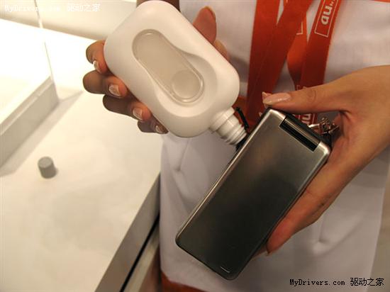 KDDI、东芝展示甲醇燃料电池手机原型机
