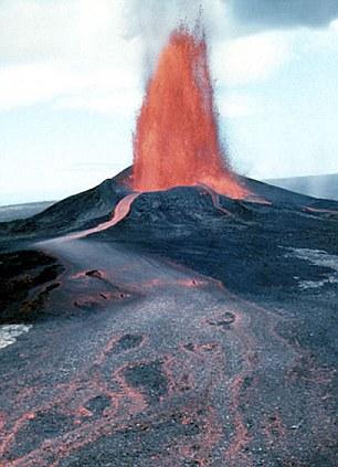 现在这座火山炙热的熔岩照亮了夜空