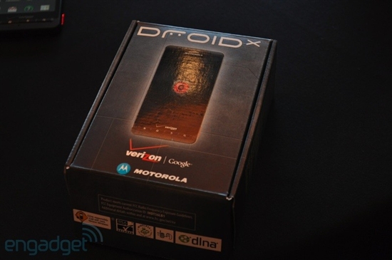 红眼巨屏Droid X正式发布 开箱大战iPhone 4