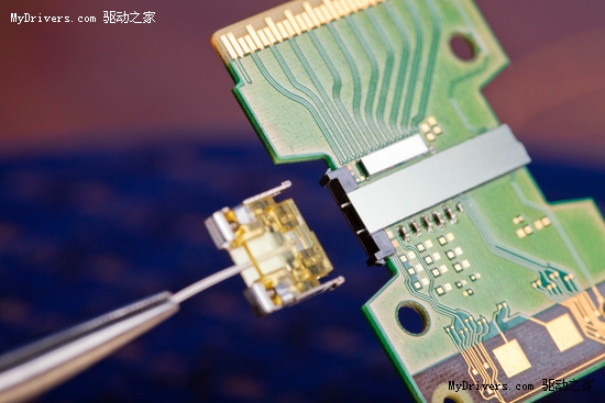 Intel技术突破 硅芯片引出50Gbps光纤连接-英特