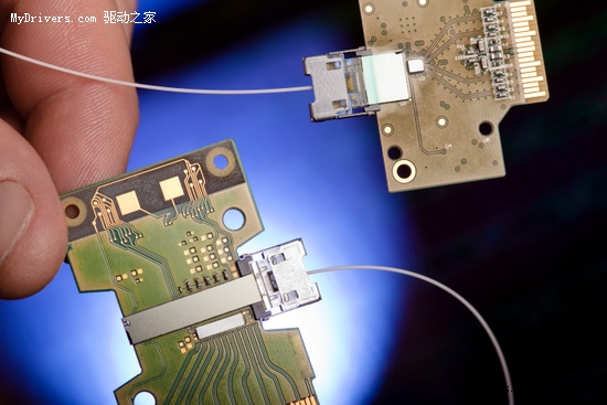 Intel技术突破 硅芯片引出50Gbps光纤连接