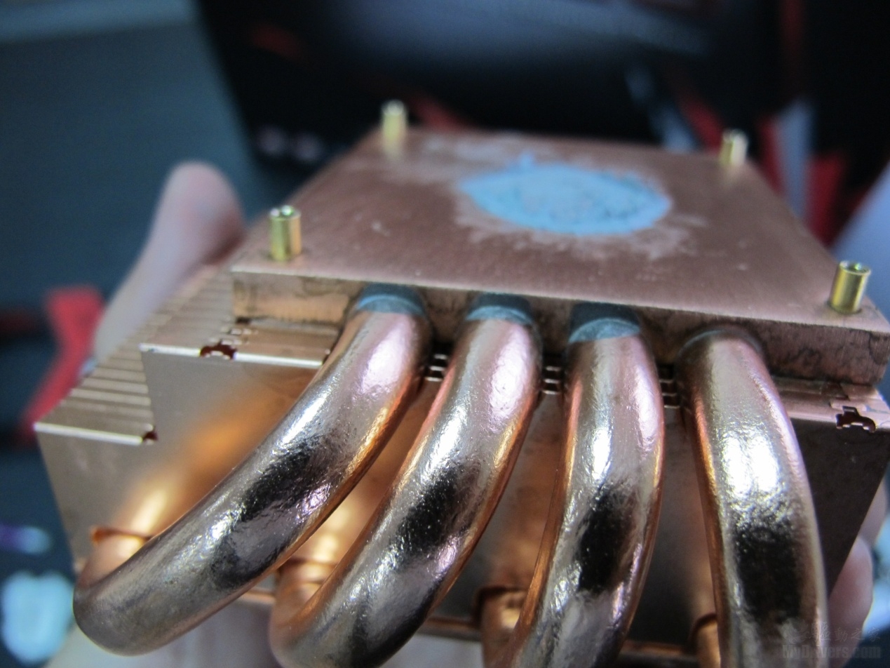 8mm热管穿过厚实的纯铜底座,并采用了焊接工艺紧密联合