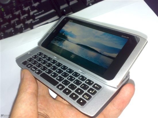 诺基亚N9拆解图曝光 白色版神似MacBook