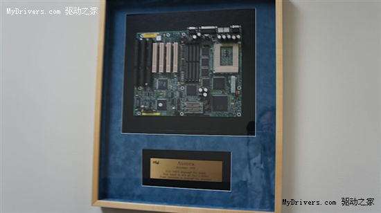 Intel X58迎双高速接口 原厂主板历史回顾