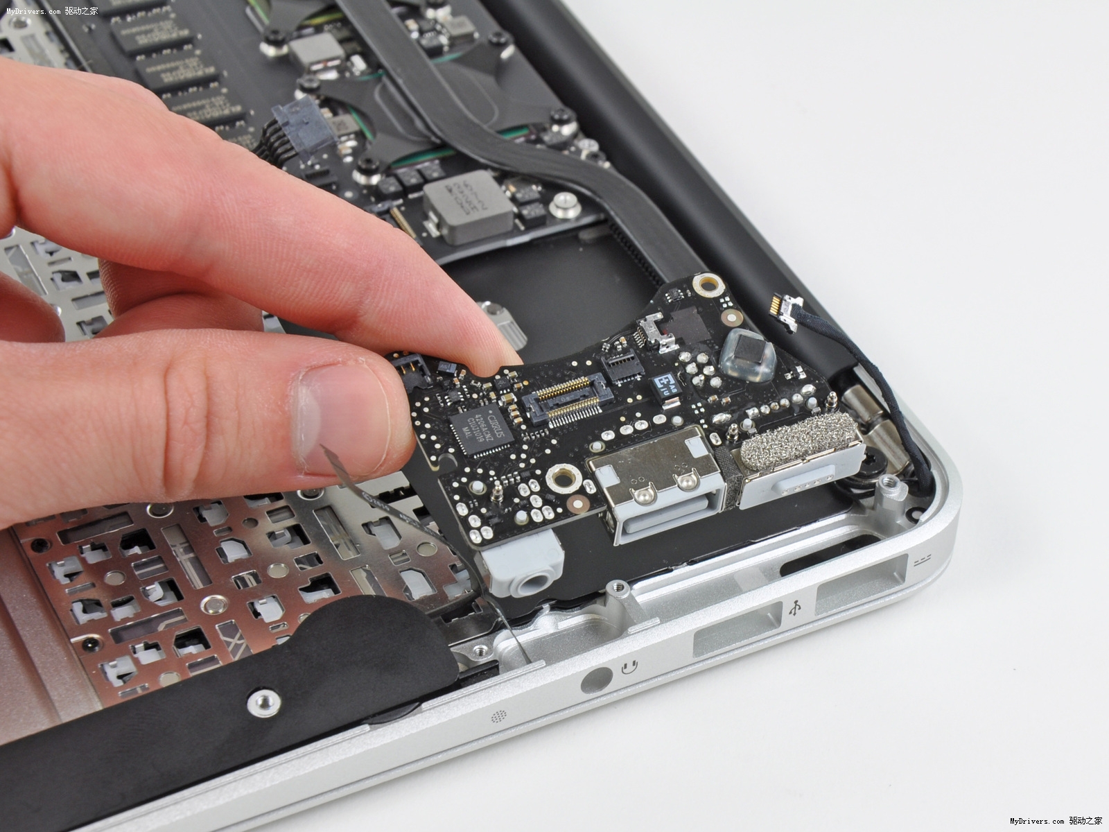 iPhone 8完全拆解：罕见2GB内存造就奇迹！-iPhone 8,拆解,-驱动之家