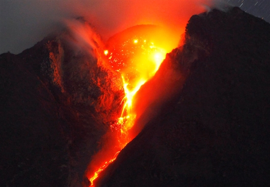 印尼默拉皮火山伴随闪电喷发景象