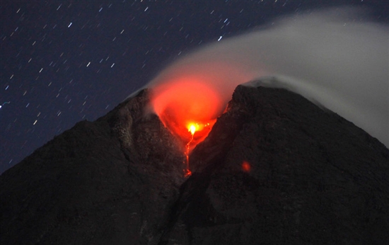 印尼默拉皮火山伴随闪电喷发景象