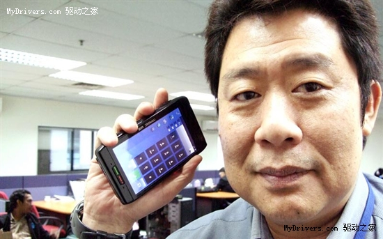 神器降临 全球首款Win7+Atom手机