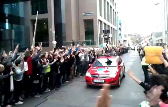 Google街景车巨星风范 爱尔兰粉丝疯狂了