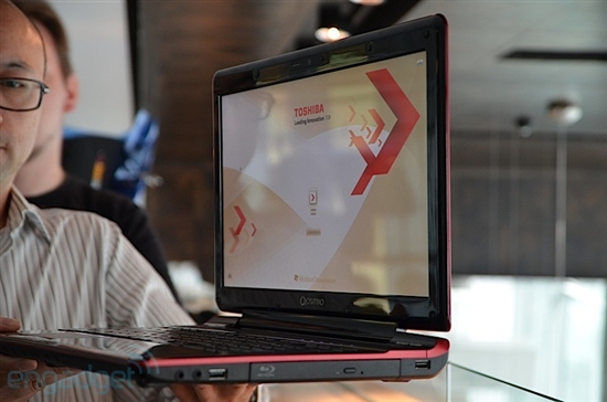 东芝发布全球首款裸眼3D笔记本