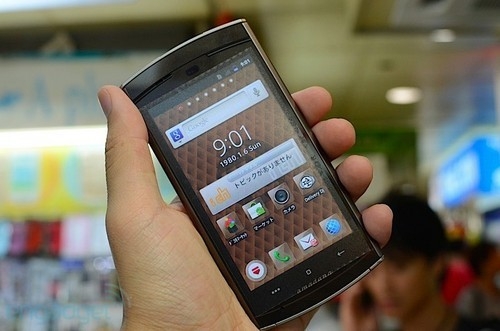 仅7.9毫米 NEC 4寸Android 2.3新机开售