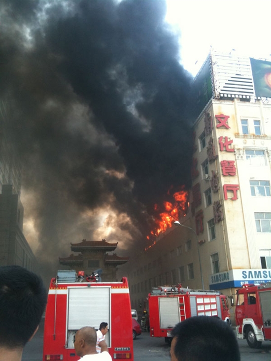 哈尔滨南通电脑城发生火灾 数人被困