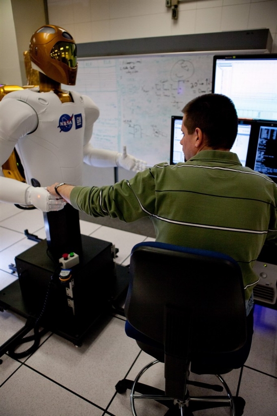 第一位人形机器人R2在国际空间站上醒来