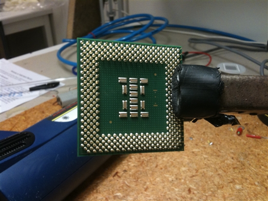 电子显微镜下的CPU：Pentium III“验尸”