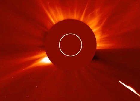 彗星“自杀”引发太阳耀斑爆发