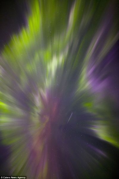 瑞典上空天龙座流星从极光中划过瞬间