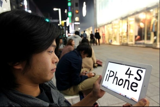 苹果iPhone 4S今天七国开卖：果粉排队购机
