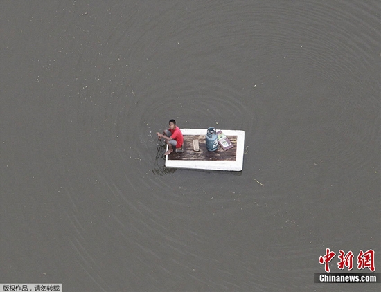 泰国洪灾高清图：大水中的佳能工厂