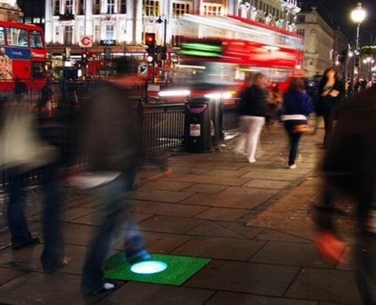 英国学生发明发光地砖：利用路人踩踏发电