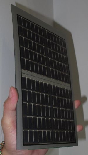 友达展示32寸OLED电视、太阳能柔性电纸书