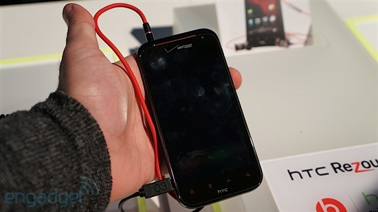 组图：HTC发布双核720p旗舰手机Rezound