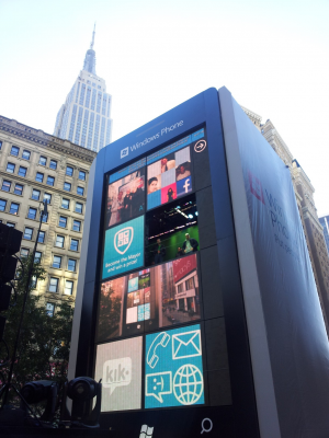 微软在纽约建6层楼高仿真WP手机 约18.3米