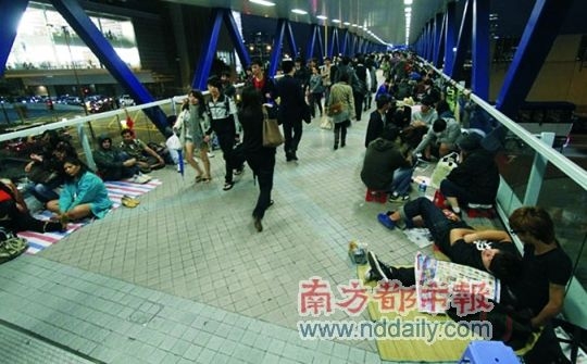 香港明晨开售iPhone 4S 昨晚数百人排长队
