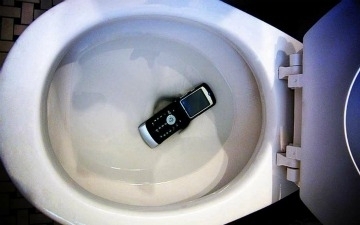 调查显示英国被水损坏手机半数因掉进马桶