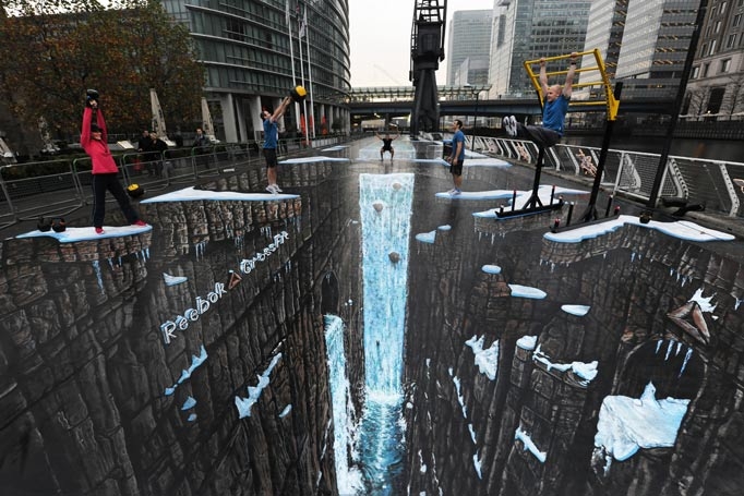 自由灌水区论坛 世界最大3d绘画亮相伦敦 体验"悬崖"乐趣  画面上方还