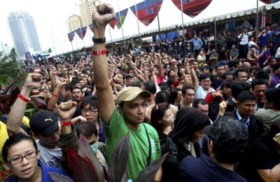场面壮观 印尼几千人排队买黑莓Bold 9790