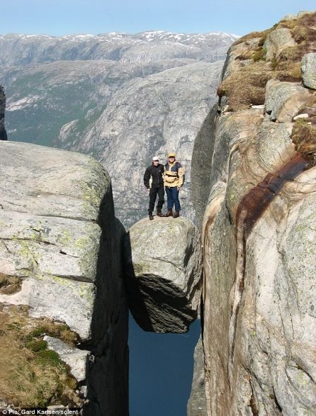探访世界最危险景点：挪威悬石高达千米