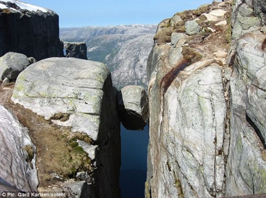 探访世界最危险景点：挪威悬石高达千米