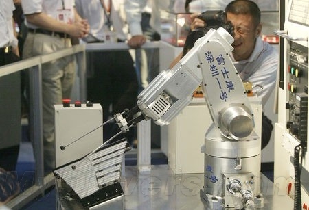 目击富士康“机器人”