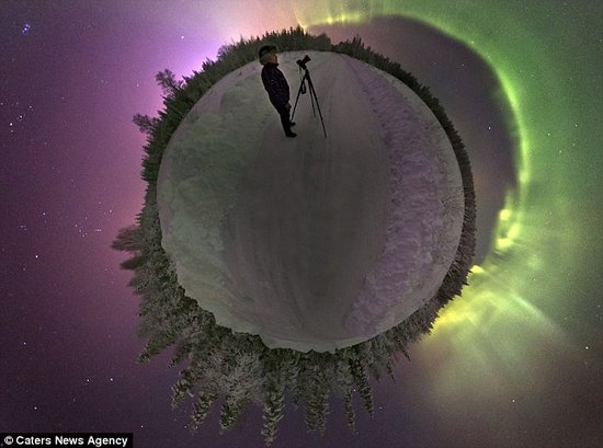 摄影师拍合成全景图像 绿色光环环绕星球