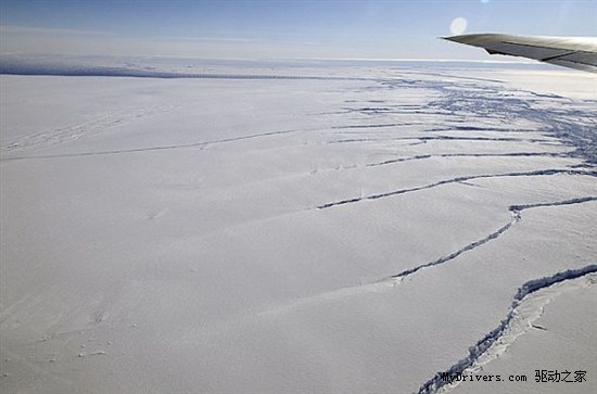 南极冰川惊现30公里裂缝 或成世界最大冰山