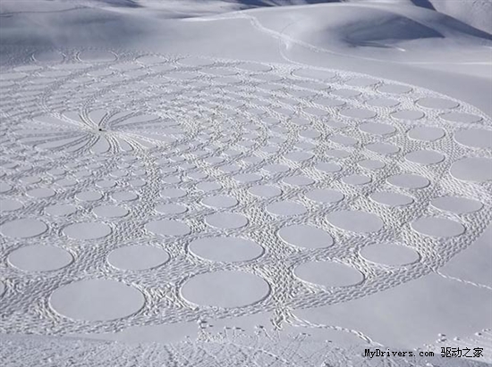 艺术家雪地踩出巨型复杂几何图案