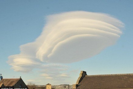 摄影师拍到恐怖云彩如同外星人飞船来访
