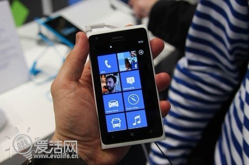 诺基亚：巨屏手机傻爆了 Lumia 900尺寸刚刚好