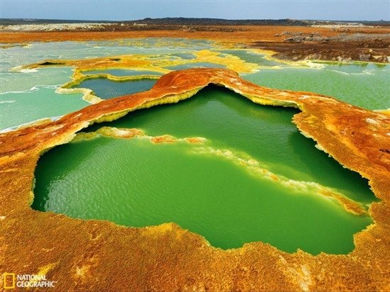 环球地理一周图片：东非色彩斑斓温泉
