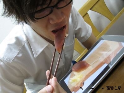 日本变态宅男用iPad当餐盘 吃寿司拌咖喱