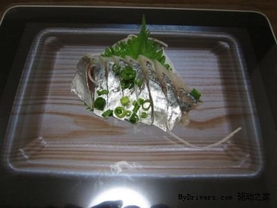 日本变态宅男用iPad当餐盘 吃寿司拌咖喱
