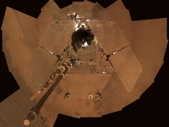 机遇号火星车传回最新自拍照：电池板遭尘封