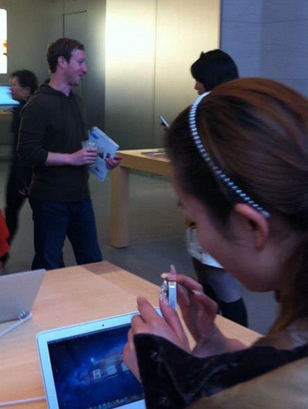 Facebook创始人扎克伯格现身上海苹果店