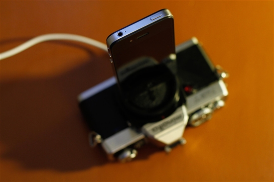 旧单反相机变身iPhone充电底座
