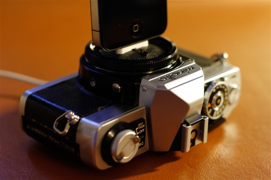 旧单反相机变身iPhone充电底座