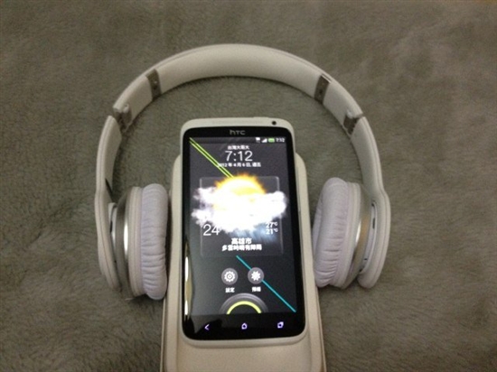 豪华限量版HTC One X开箱 仍配耳机
