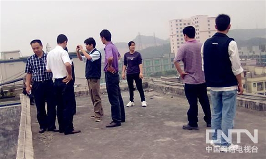 深圳富士康因迁厂发生纠纷 员工楼顶对峙26小时