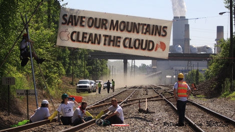 美环保主义者集体卧轨抗议苹果污染环境