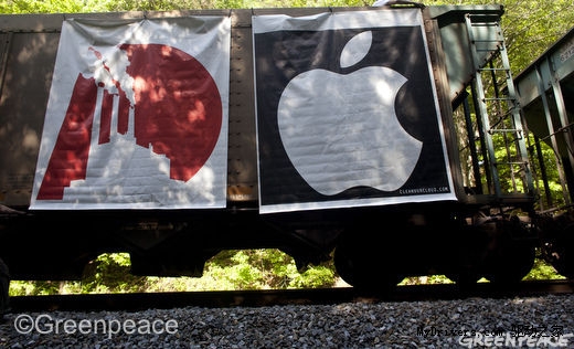 美环保主义者集体卧轨抗议苹果污染环境