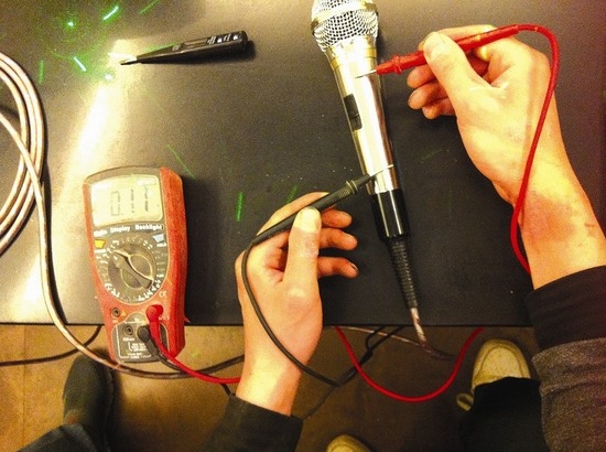 K歌的话筒电压仅2.4伏特 电死人可能性极小